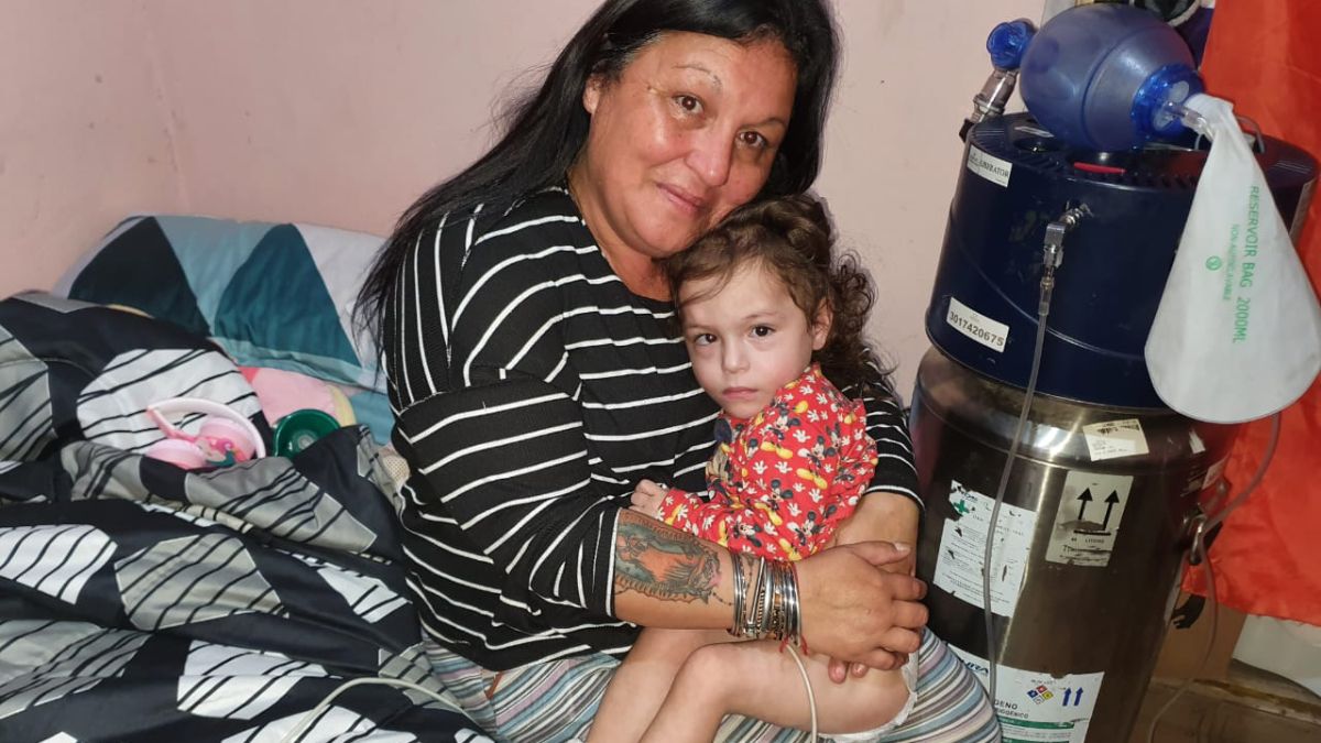 La pequeña Guadalupe junto a su mamá Paola.