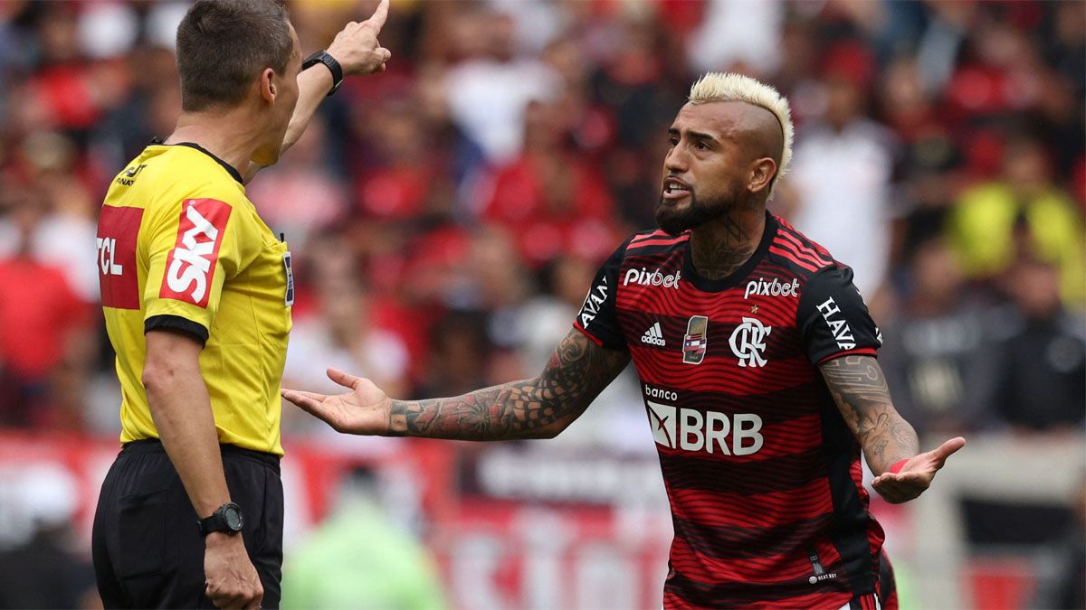 Arturo Vidal la pasa mal en el Flamengo.