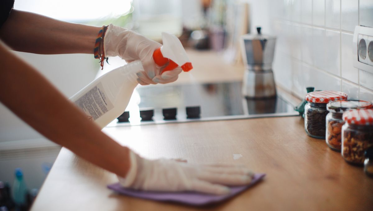 Remover grasa de la cocina. Remover grasa de la cocina.