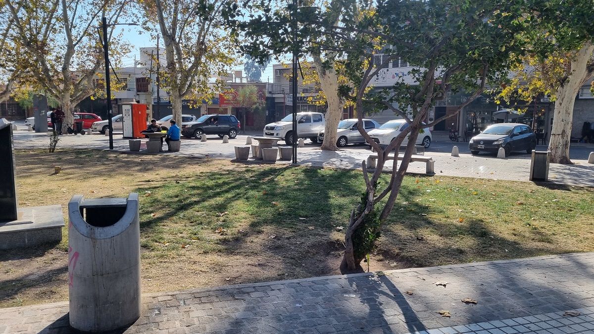 En la palza Marcos Burgos de Las Heras, el pasto está colmado de colillas. En la palza Marcos Burgos de Las Heras, el pasto está colmado de colillas.