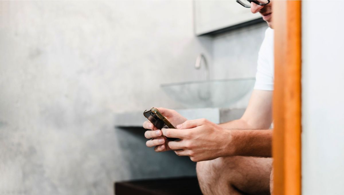 Utilizar el celular en el baño es un hábito cada vez más común en la sociedad actual