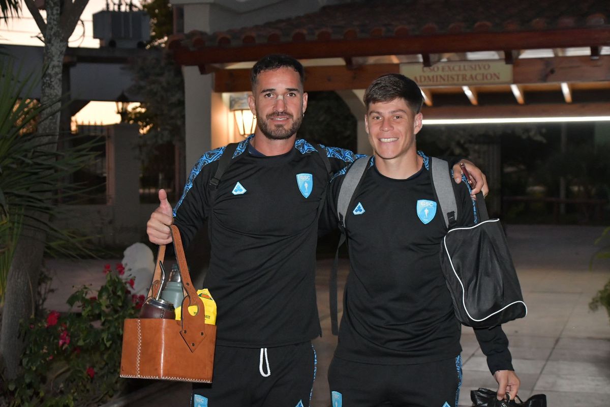 El delantero de Gutiérrez Sport Club, Jesús Vera junto a Cristian Estigarria.