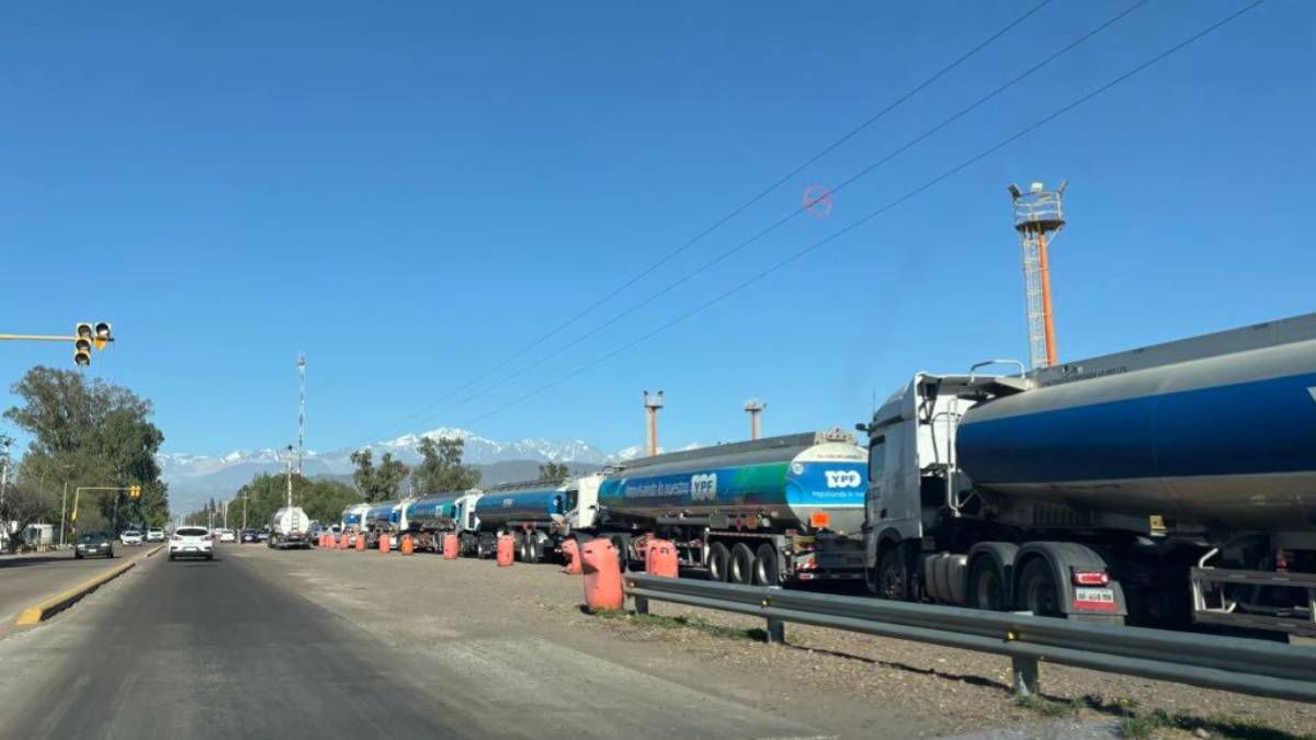 Unos 100 camioneros se manifestaron este miércoles en las puertas de la refinería de YPF