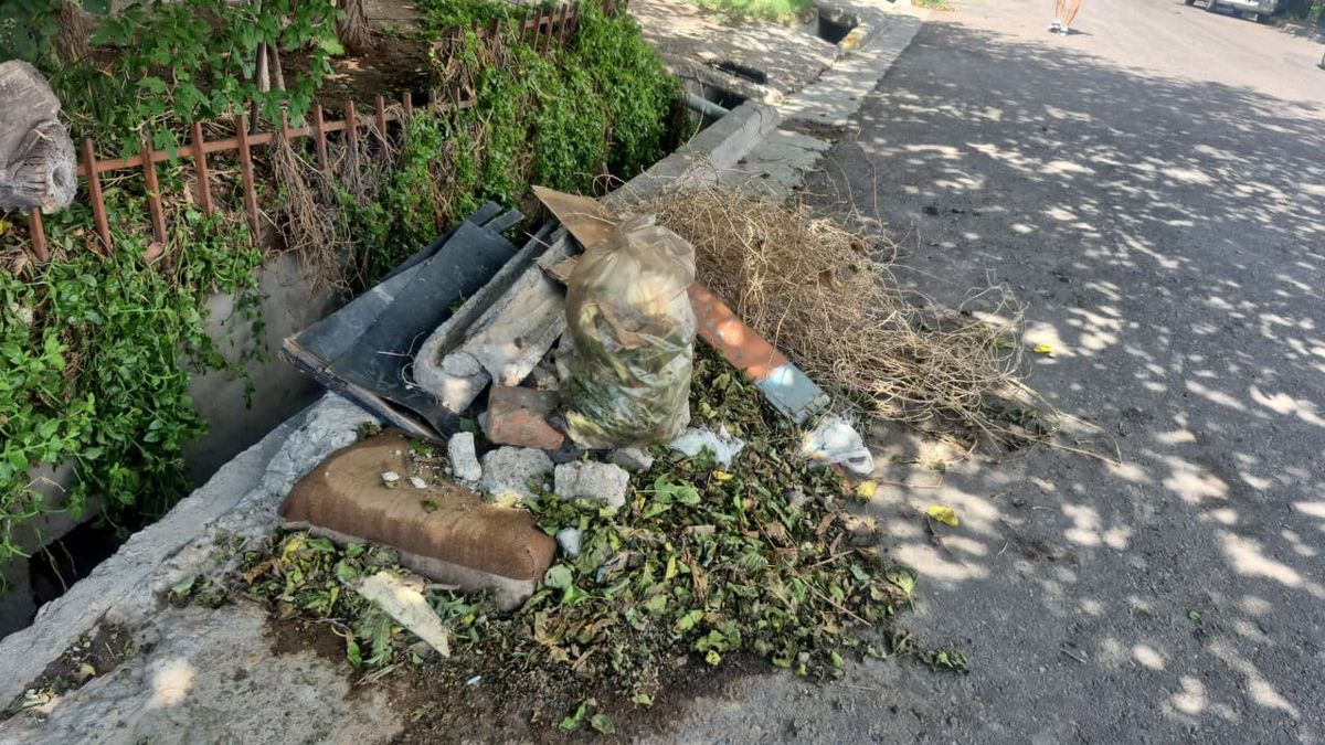 La tía del chico que cayó a la acequia en Godoy Cruz en medio de la tormenta del viernes dijo que la municipalidad todavía no se llevó la mugre del lugar. La tía del chico que cayó a la acequia en Godoy Cruz en medio de la tormenta del viernes dijo que la municipalidad todavía no se llevó la mugre del lugar.