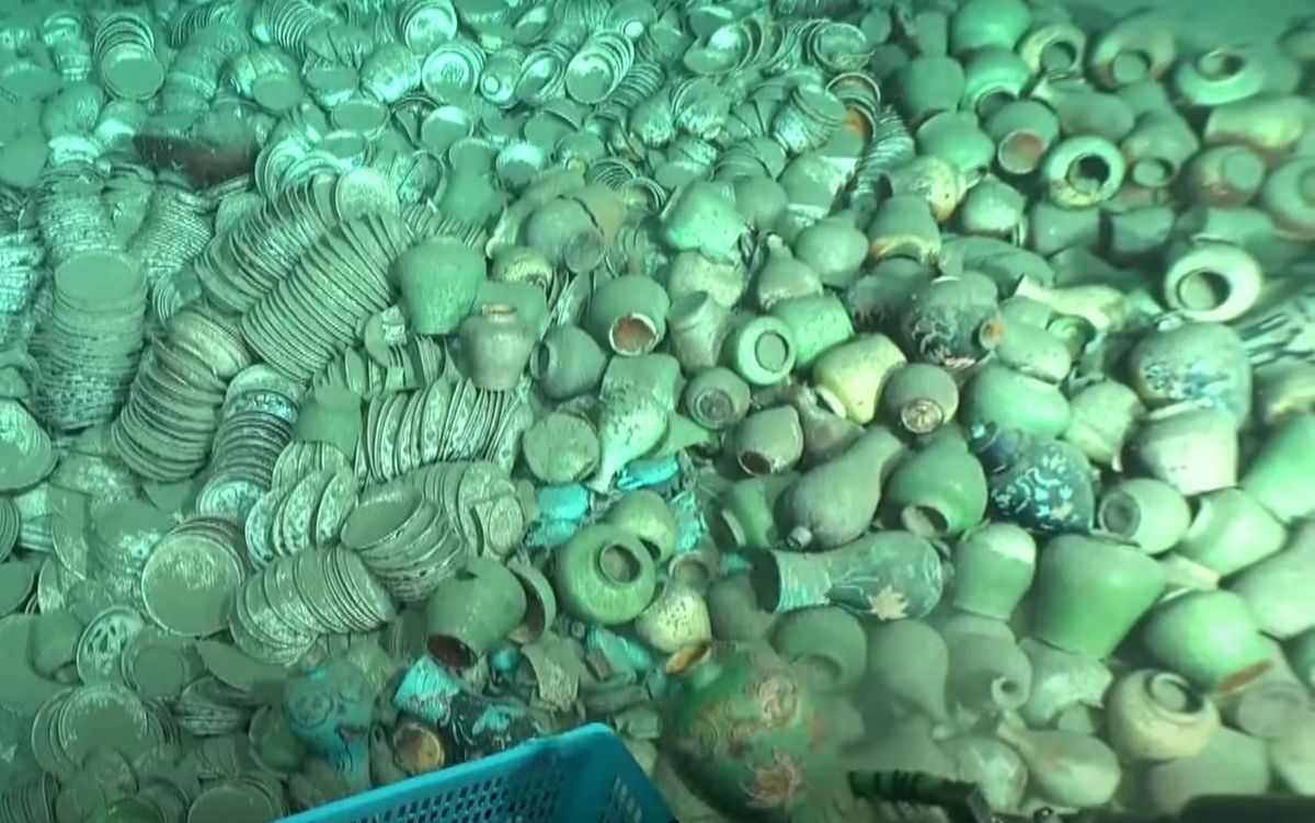 Se cree que hay 100 mil artefactos en el fondo del mar. Se cree que hay 100 mil artefactos en el fondo del mar.