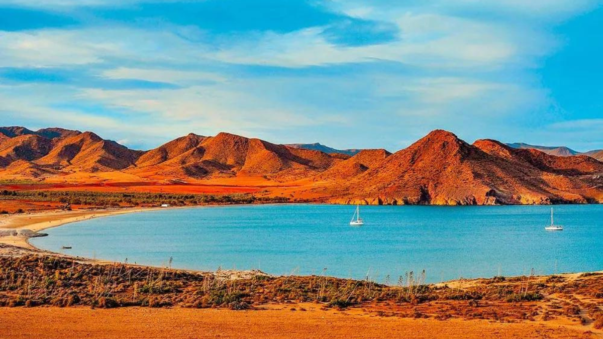 La playa más bonita de Almería con un extenso arenal dorado y los atardeceres más encantadores.