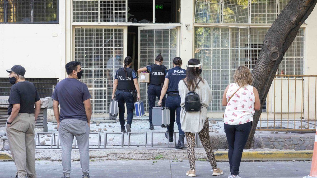 Policías ingresan en la Legislatura para realizar pericias.