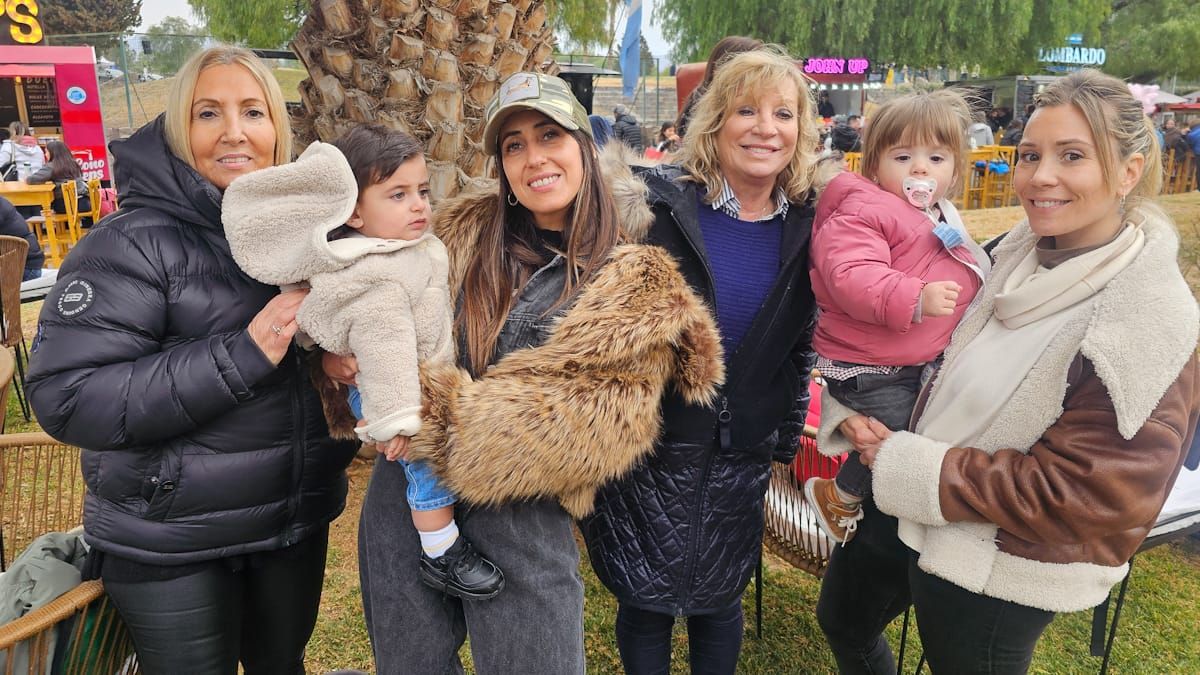 Viviana Vila, Daniela Gutiérrez Vila y su bebé Pietro, Elizabeth Kuky Martínez y Barbarita Vila con su beba Clementina, disfrutando de la 10° celebración del Día del Niño en el barrio Dalvian Viviana Vila, Daniela Gutiérrez Vila y su bebé Pietro, Elizabeth Kuky Martínez y Barbarita Vila con su beba Clementina, disfrutando de la 10° celebración del Día del Niño en el barrio Dalvian