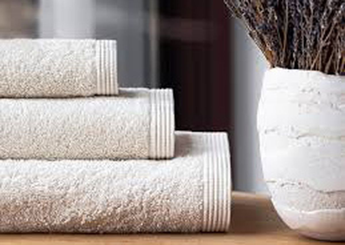 Al lavarlas, las toallas blancas deben separarse de las de color. Al lavarlas, las toallas blancas deben separarse de las de color.