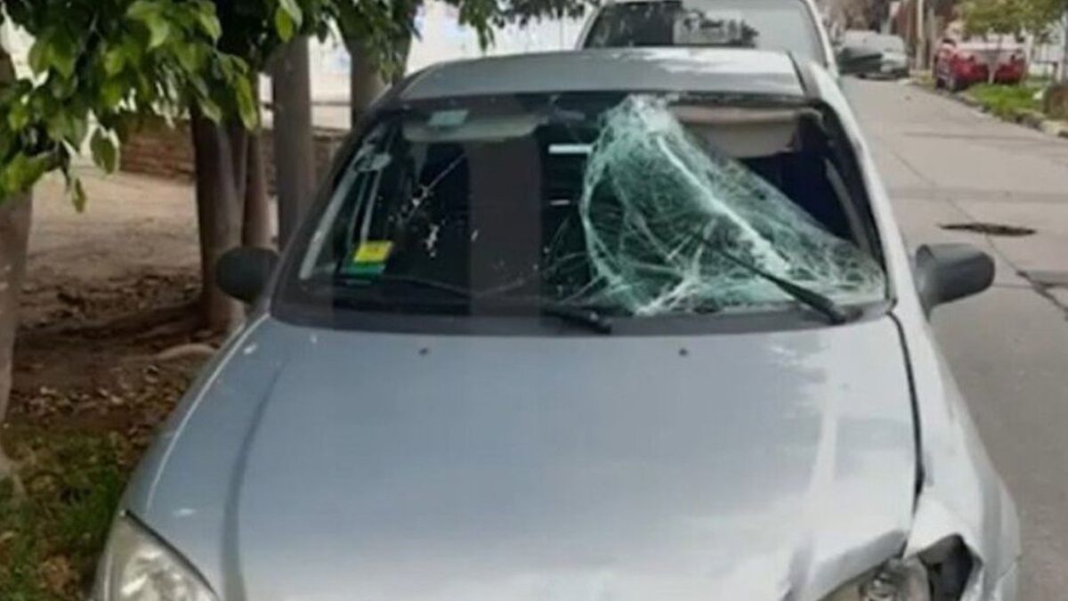 El auto que manejaba Pablo Martínez quedó con el parabrisas destrozado al atropellar y matar a una mujer en Lanús. Fue detenido por homicidio y falsa denuncia