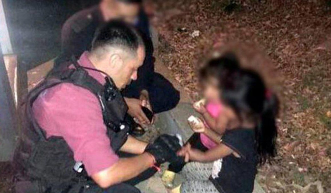 Las dos niñas fueron encontradas por policías de la Ciudad, quienes las asistieron hasta que llegó una ambulancia para llevarlas a un hospital para su atención