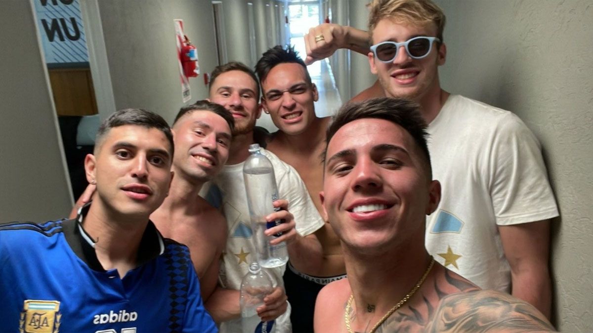 Alexis Mac Allister, tras los festejos, con Palacios, Montiel, Lautaro, Enzo Fernández y Gomes Gerth, el arquero sparring