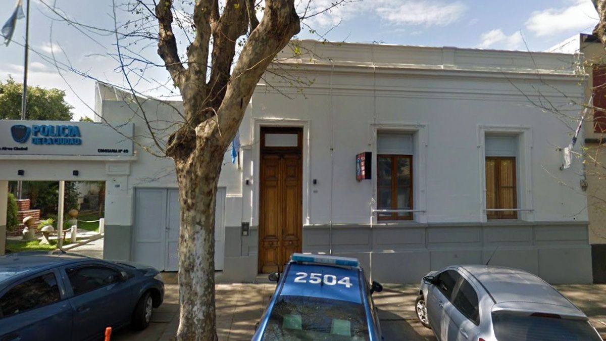 Los efectivos de la comisaría vecinal de Saavedra fueron atacados a piedrazos por los vecinos al momento de detener a un hombre