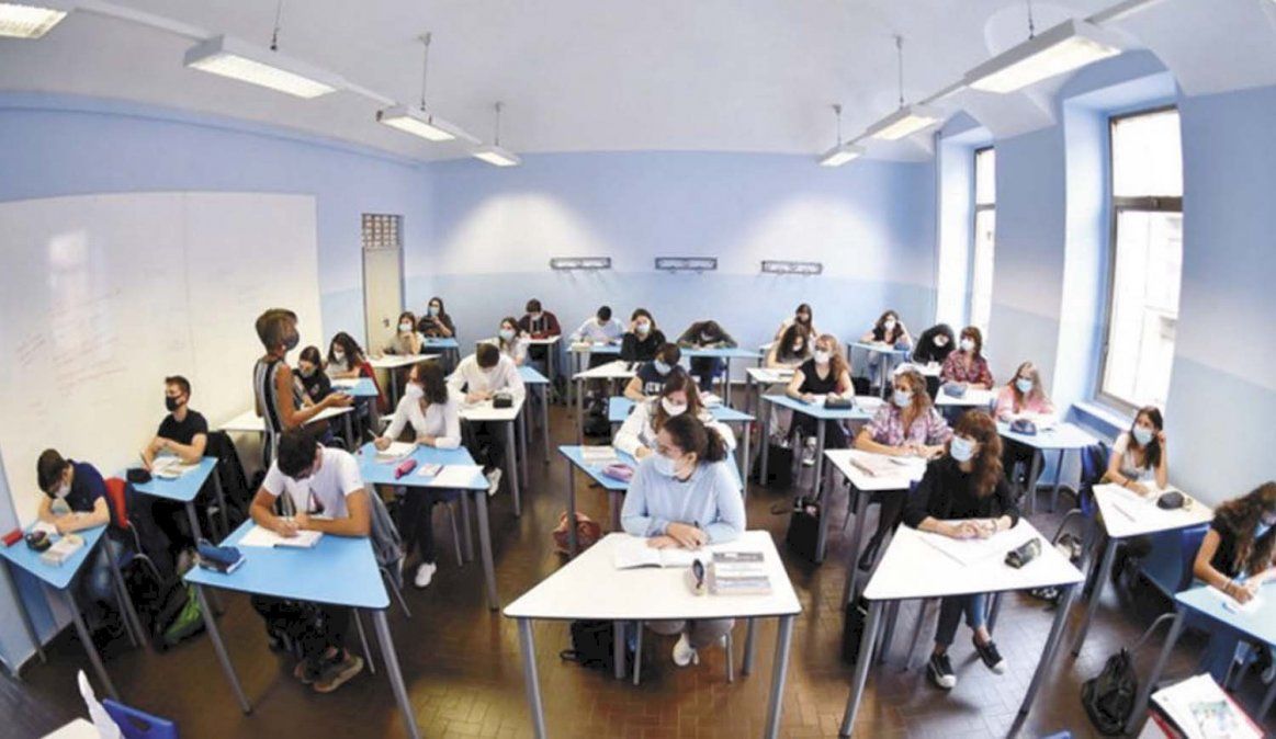 Barbijos más seguros. Francia prohíbe los barbijos de tela para ir a la escuela.