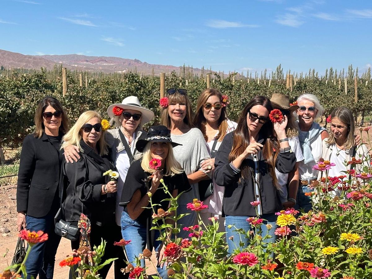 Cecilia trajo a famosas modelos de los años '80 a su finca en Barreal para que disfrutan la experiencia y así pudieran transmitirla en sus redes. Quedaron fascinadas, según relataron diosas como Nelly Furtado y Teresa Calandra. Cecilia trajo a famosas modelos de los años '80 a su finca en Barreal para que disfrutan la experiencia y así pudieran transmitirla en sus redes. Quedaron fascinadas, según relataron diosas como Nelly Furtado y Teresa Calandra.