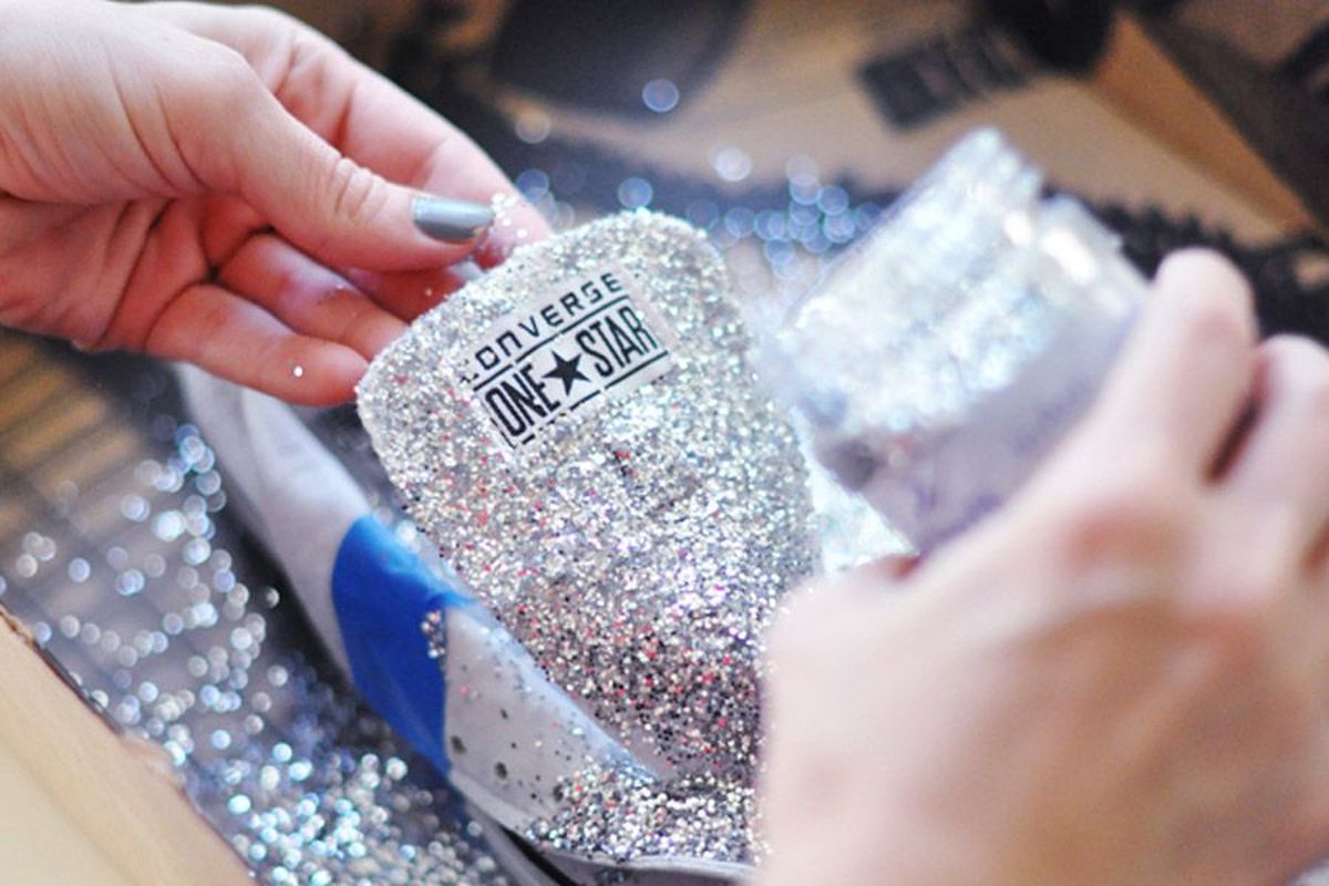 Transforma tus zapatillas en un calzado de lujo para fiestas con este sencillo truco Transforma tus zapatillas en un calzado de lujo para fiestas con este sencillo truco