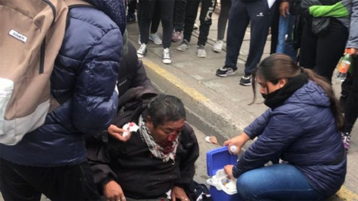 Varios manifestantes resultaron heridos en medio del enfrentamiento con la Policía de Jujuy tras la reforma constitucional.