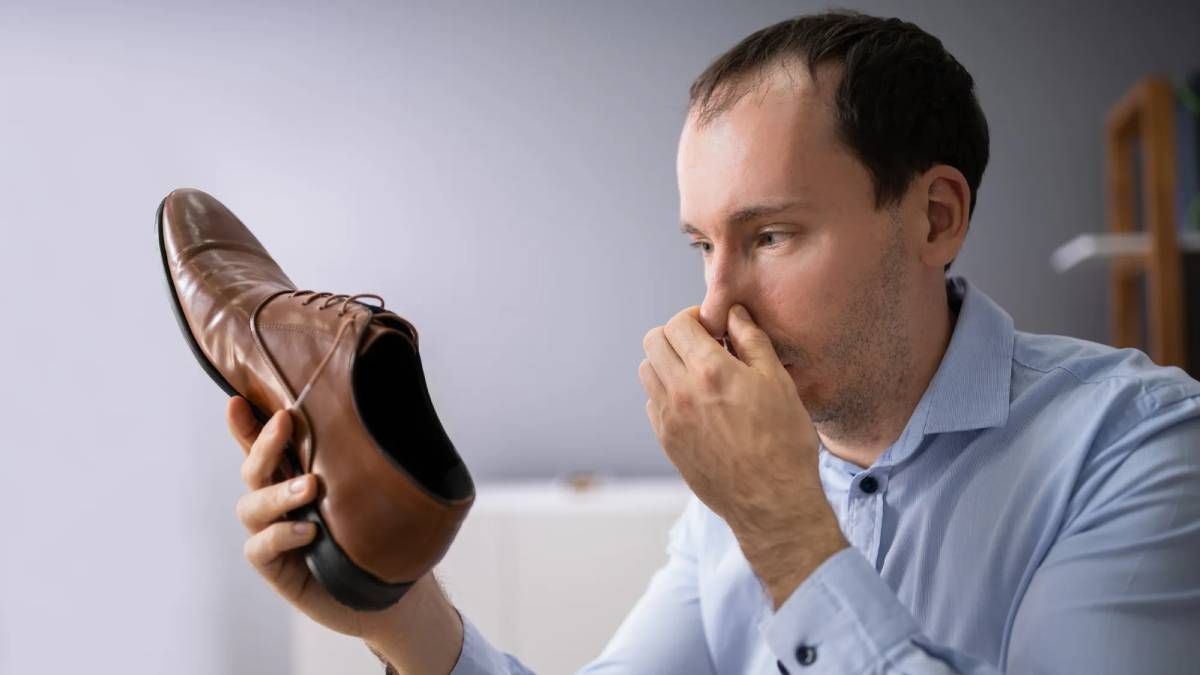 Termina para siempre con el mal olor que producen tus zapatos con este efectivo truco casero de limpieza. Termina para siempre con el mal olor que producen tus zapatos con este efectivo truco casero de limpieza.