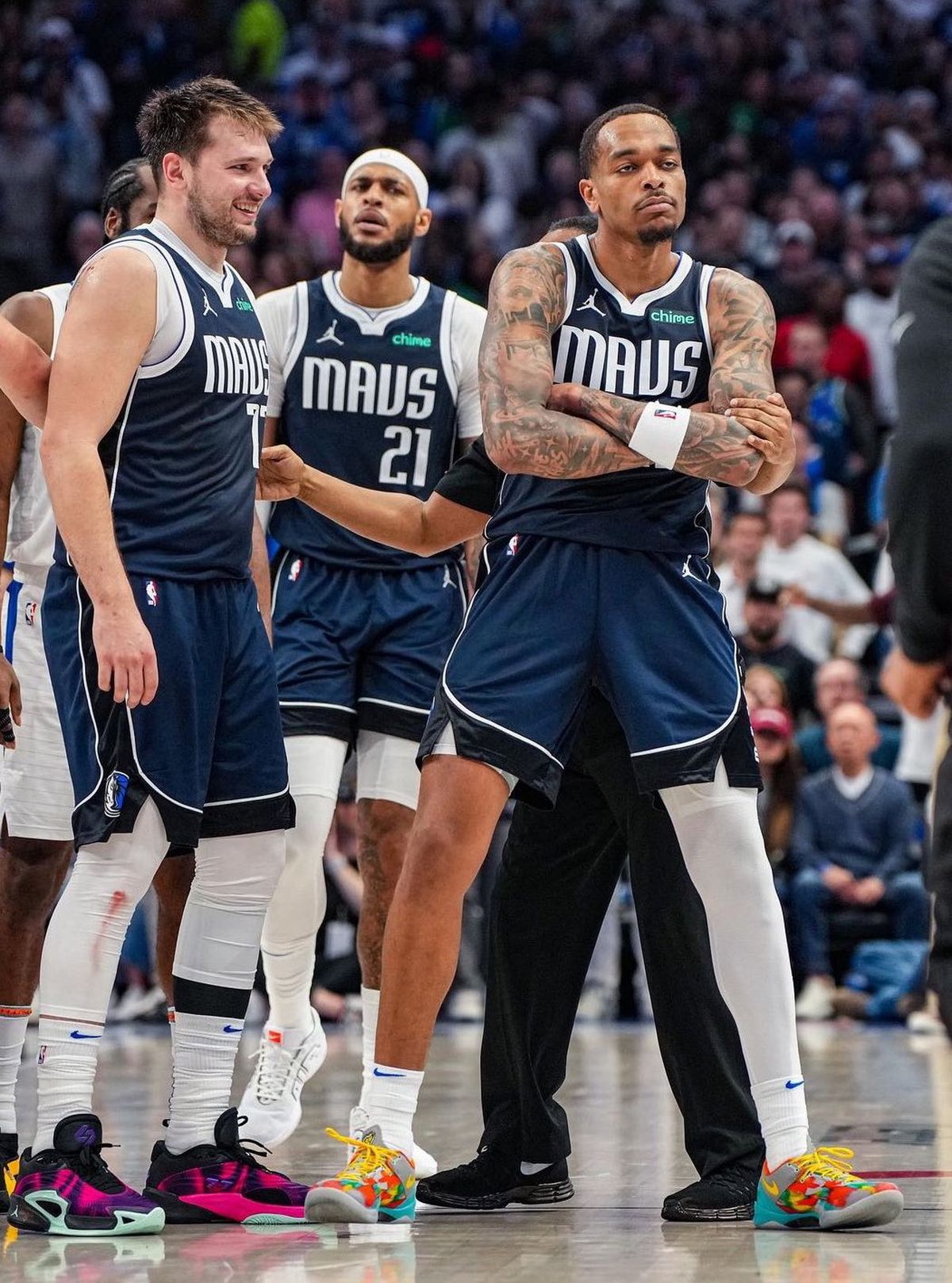 Dallas protagoniza otra de las semifinales de conferencia frente a Oklahoma City Thunder. Dallas protagoniza otra de las semifinales de conferencia frente a Oklahoma City Thunder.