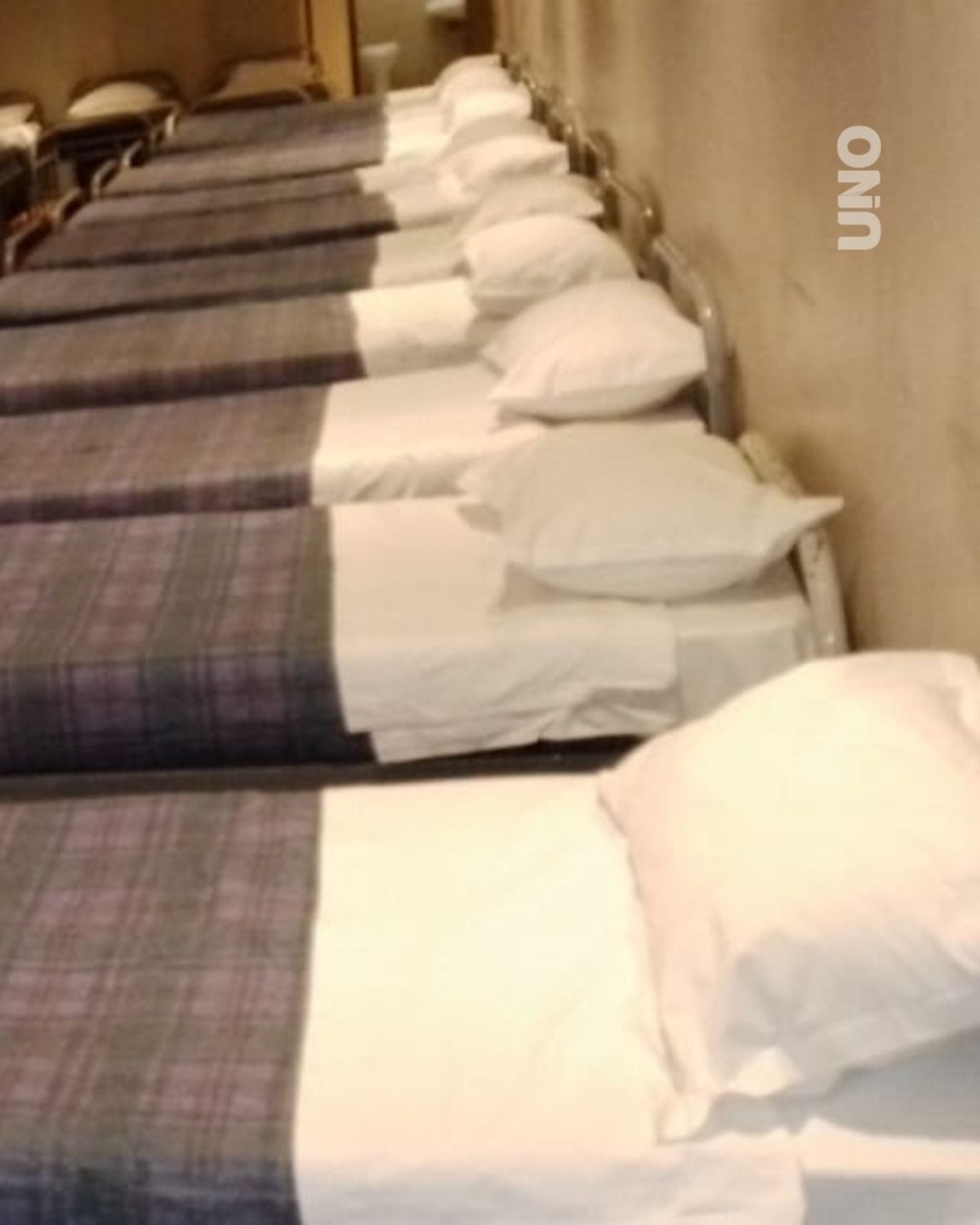 Así era el refugio que se había armado en el 2024 en un salón cedido por el hotel Huentala para las personas en situación de calle, este año no se ha podido conseguir una solución similar. Así era el refugio que se había armado en el 2024 en un salón cedido por el hotel Huentala para las personas en situación de calle, este año no se ha podido conseguir una solución similar.