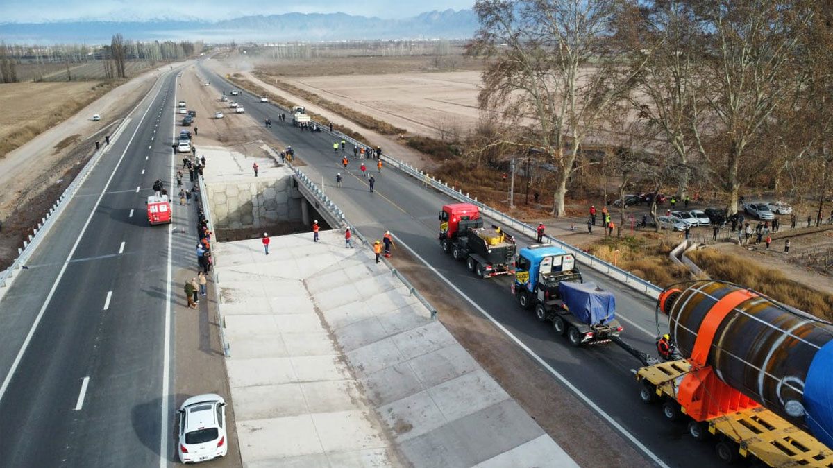 Hubo un gran megaoperativo para seguir trasladando el reactor de IMPSA hacia la refinería de Luján. Foto: Cristian Lozano (Diario UNO). Hubo un gran megaoperativo para seguir trasladando el reactor de IMPSA hacia la refinería de Luján. Foto: Cristian Lozano (Diario UNO).