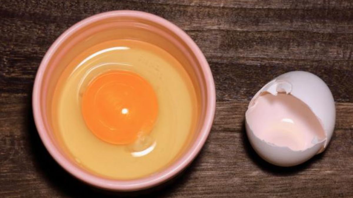 Para preparar el huevo frito en el microondas se debe utilizar un recipiente de loza o cerámica Para preparar el huevo frito en el microondas se debe utilizar un recipiente de loza o cerámica 