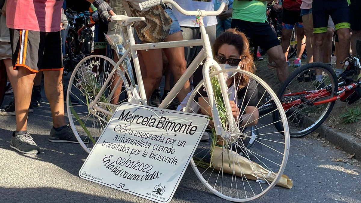 Bicicleta blanca. Esta fue instalada por la agrupación de ciclistas Masa Crítica, en el barrio de Palermo, Buenos Aires.