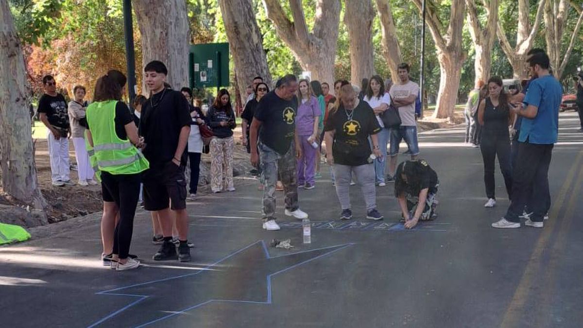 El acto donde se pintaron las dos estrellas amarillas en la avenida Las Tipas del parque San Martín. El acto donde se pintaron las dos estrellas amarillas en la avenida Las Tipas del parque San Martín.