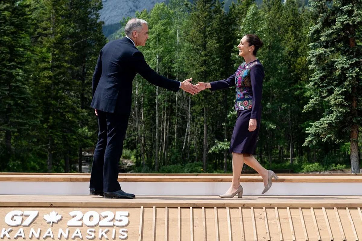 El primer ministro canadiense, Mark Carney, estrecha la mano de la presidenta de México, Claudia Sheinbaum (Archivo). Crédito: EFE/EPA/Spencer Colby. El primer ministro canadiense, Mark Carney, estrecha la mano de la presidenta de México, Claudia Sheinbaum (Archivo). Crédito: EFE/EPA/Spencer Colby.