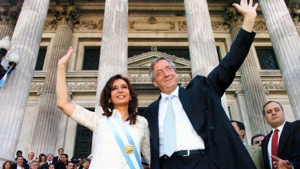 El matrimonio Kirchner estuvo 16 años en el poder, desde 2003 hasta 2007 (Néstor Kirchner) y desde 2007 hasta 2015 (Cristina Kirchner). El matrimonio Kirchner estuvo 16 años en el poder, desde 2003 hasta 2007 (Néstor Kirchner) y desde 2007 hasta 2015 (Cristina Kirchner).