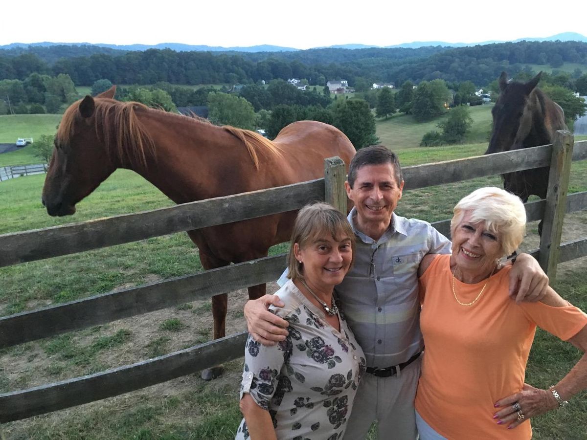 Alicia Mayorga junto a su hijo Luis y su nuera Betty. Alicia Mayorga junto a su hijo Luis y su nuera Betty.