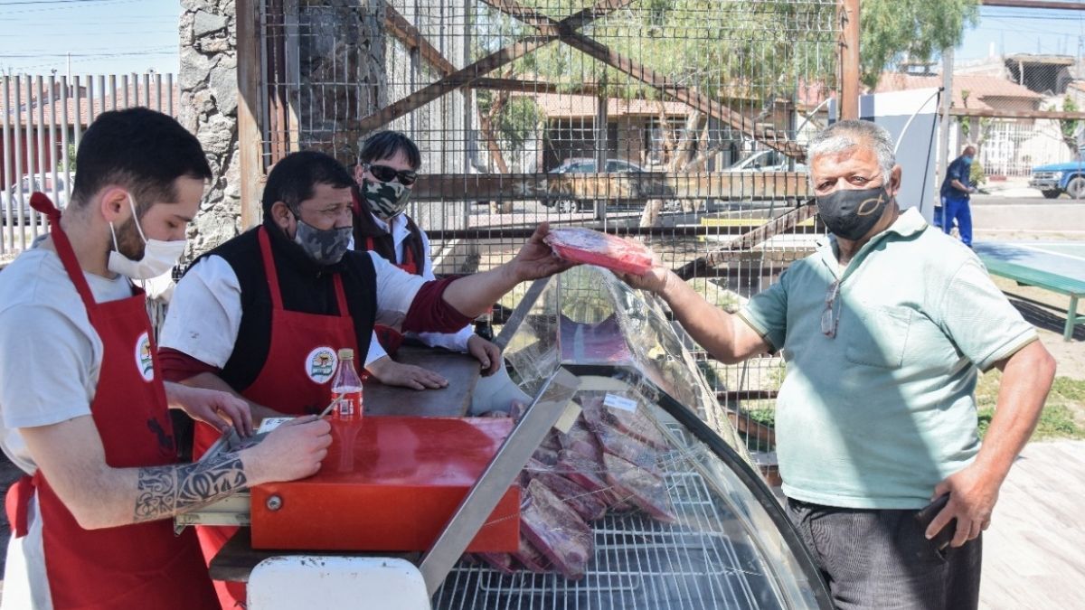 Un momento del expendio de carne en Godoy Cruz.