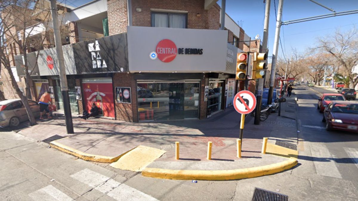 El local donde se cometió el robo en Godoy Cruz.