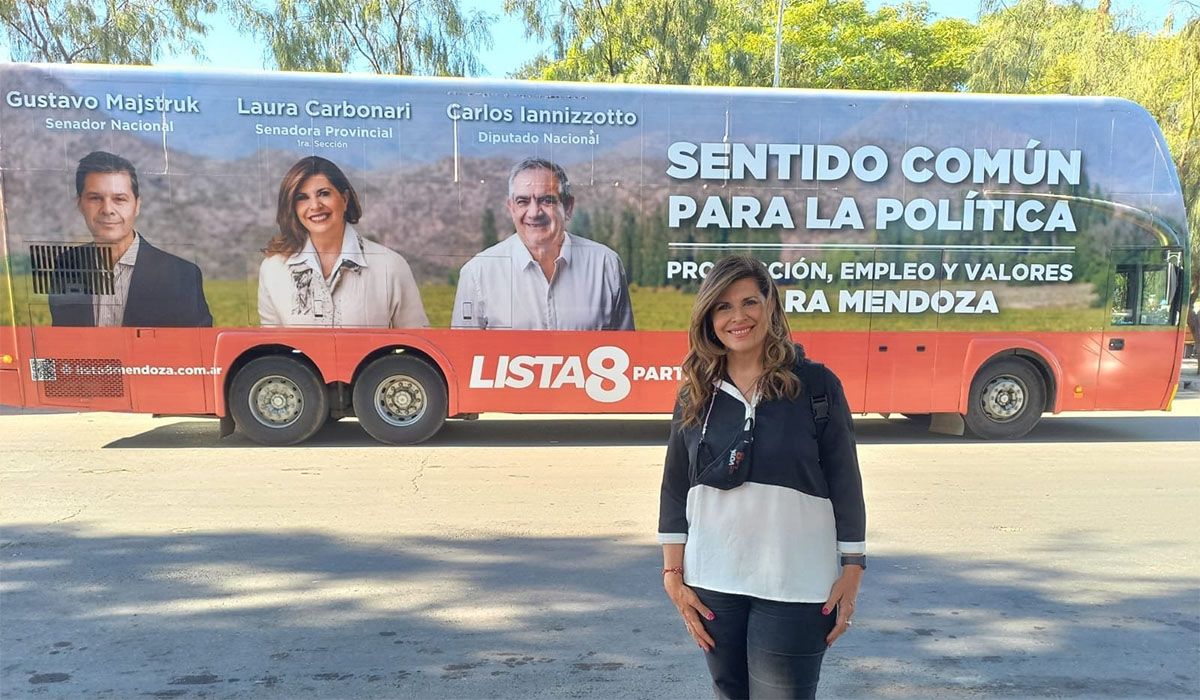 Se incendió un micro del Partido Federal en plena plaza Independencia