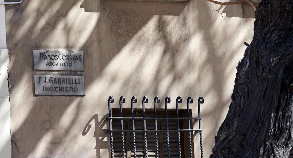 El cartel que da cuenta de los autores de la casa. El cartel que da cuenta de los autores de la casa.