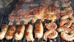 Cuando uno no puede comprar carne para asado, cocinar unos ricos choripanes es una excelente idea.