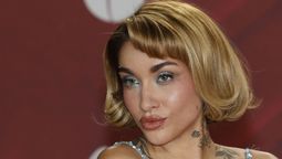 María Becerra estrena el mini vestido XS ideal para Navidad: shiny