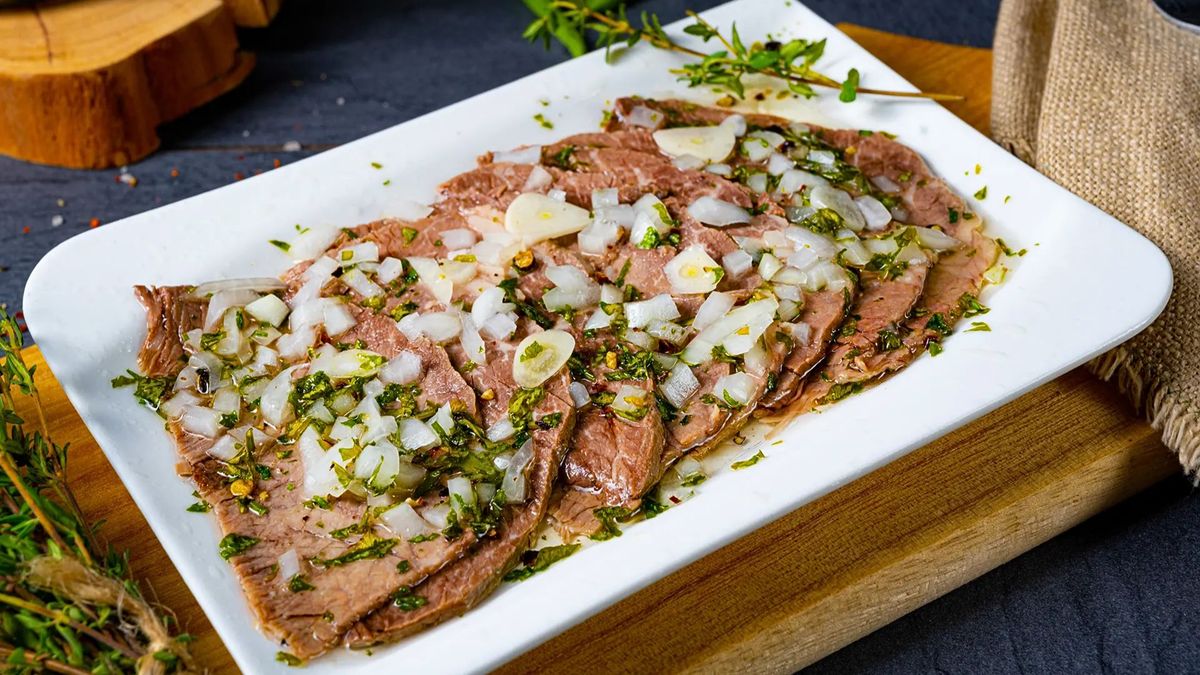 La lengua a la vinagreta es una de las recetas de las abuelas argentinas más ricas y versátiles. Foto: iStock.