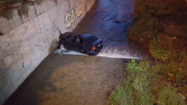 Quemaron el auto que cayó al zanjón Frías el jueves tras desvalijarlo