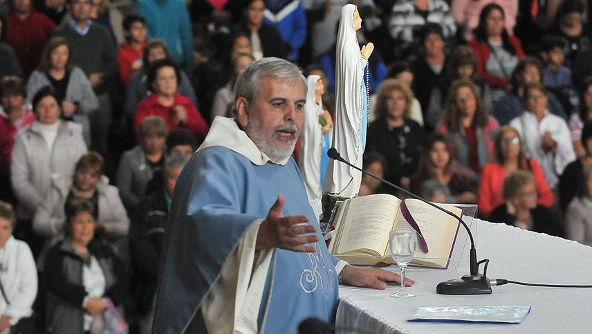 Gustavo Larrazábal en plena misa en el Día de la Virgen de Lourdes.