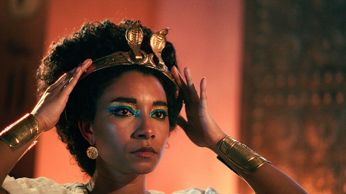 La elección de la actriz británica, de raza negra, Adele James, para interpretar a Cleopatra enfureció a los amantes de la historia.