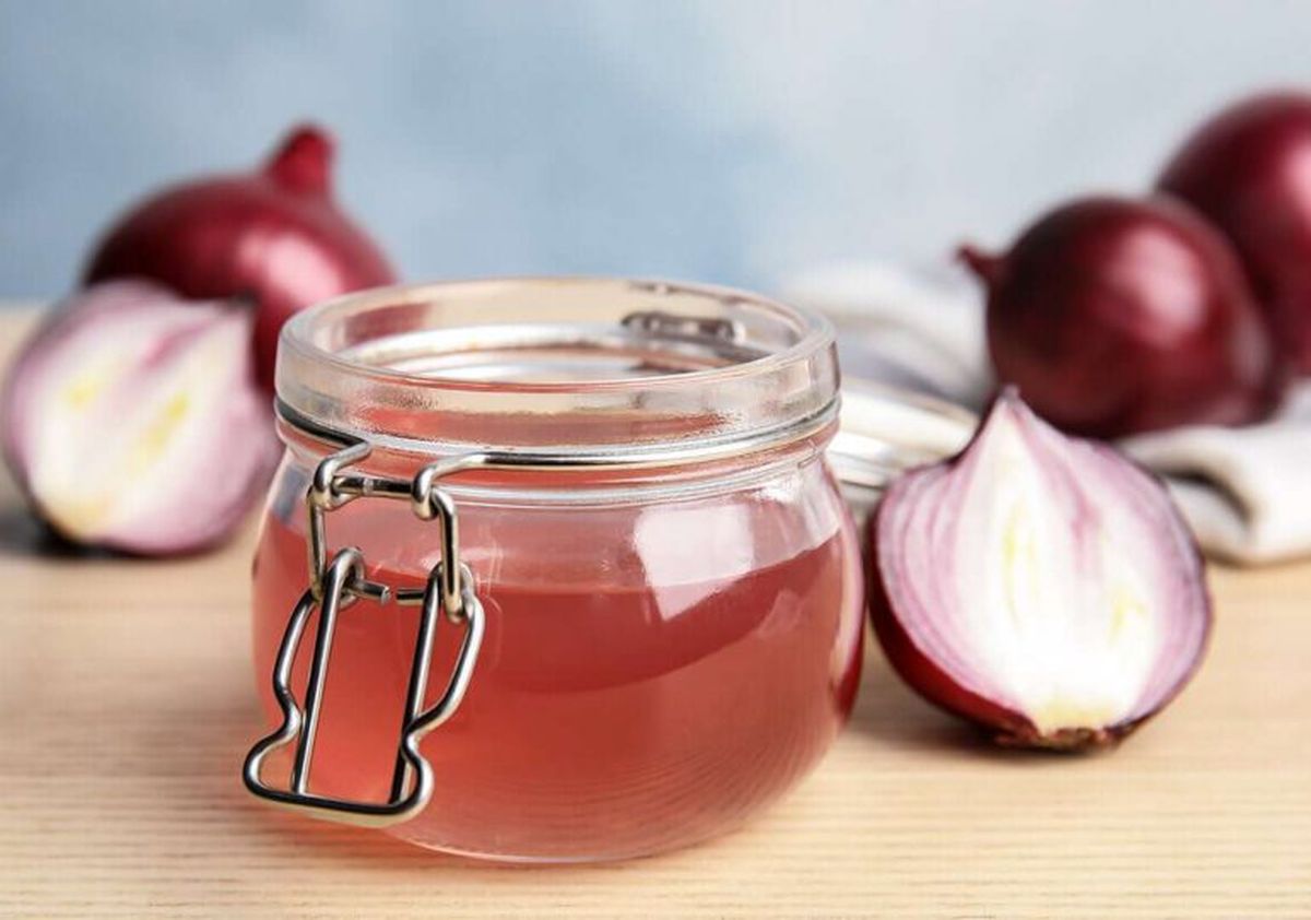 El jugo de cebolla puede poner fin a diferentes problemas en tu cabello.&nbsp;