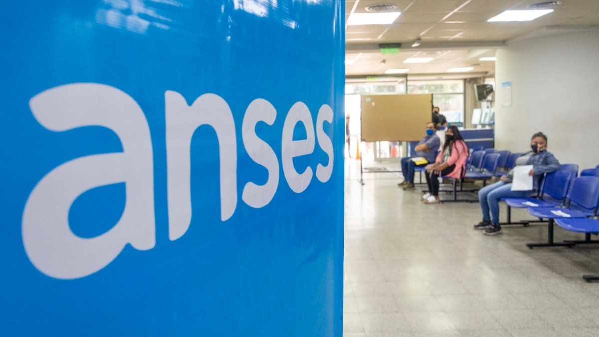 ANSES Plus para AUH y bono para jubilados: quiénes lo cobran