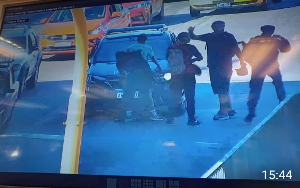 La Policía detuvo a 8 hombres que estaban limpiando cristales en la Costanera. La Policía detuvo a 8 hombres que estaban limpiando cristales en la Costanera.