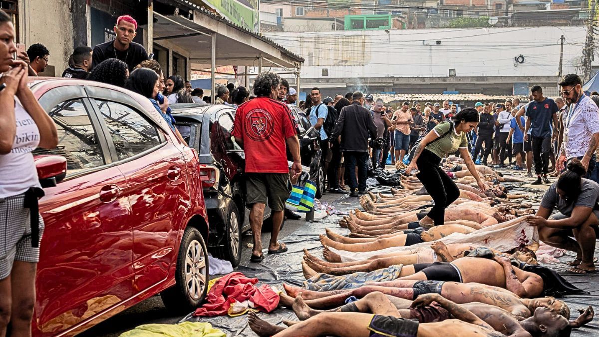 Este miércoles los vecinos de las favelas sacaban los cuerpos de sus casas. Este miércoles los vecinos de las favelas sacaban los cuerpos de sus casas.