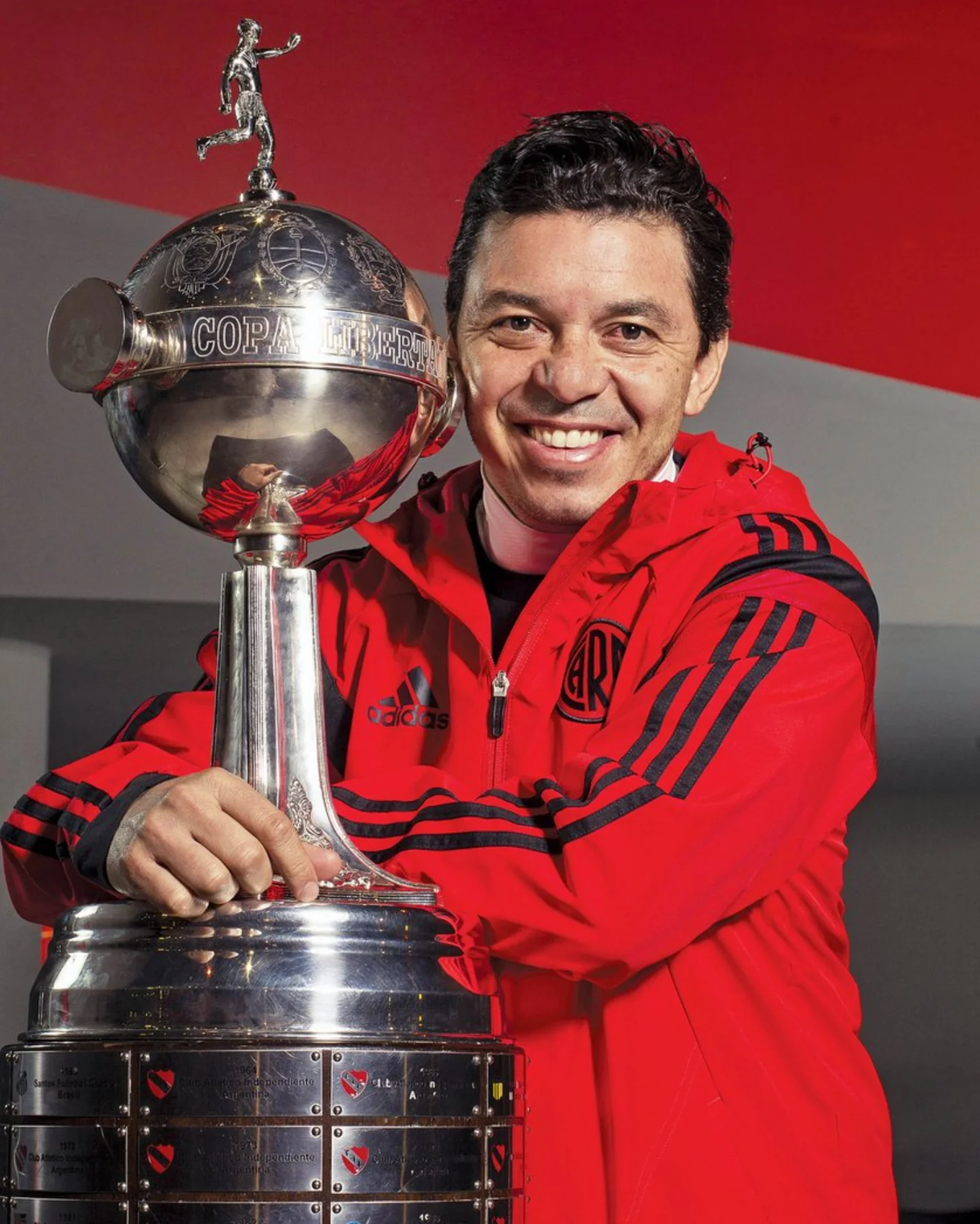 Gallardo con la primer Copa Libertadores que gan&oacute; como DT de RIver.
