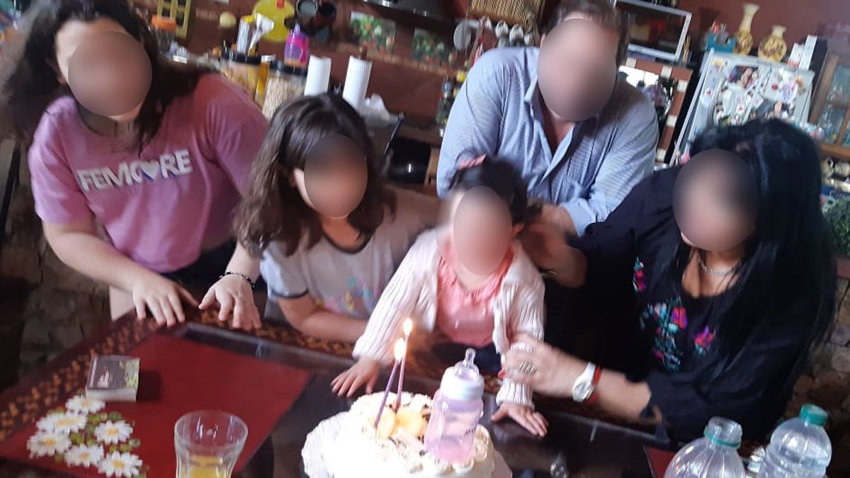La familia completa: las dos hijas mayores, su esposa y la bebé a la que hace 8 meses que no ven.