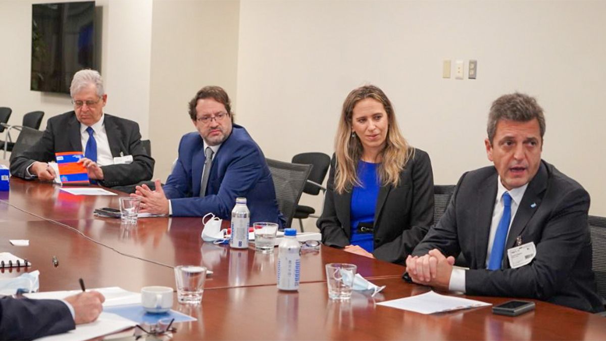 El viceministro de Economía, Gabriel Rubinstein; el titular del INDEC, Marco Lavagna; la directora Argentina ante el Banco Mundial, Cecilia Nahón, y el superministro Sergio Massa.