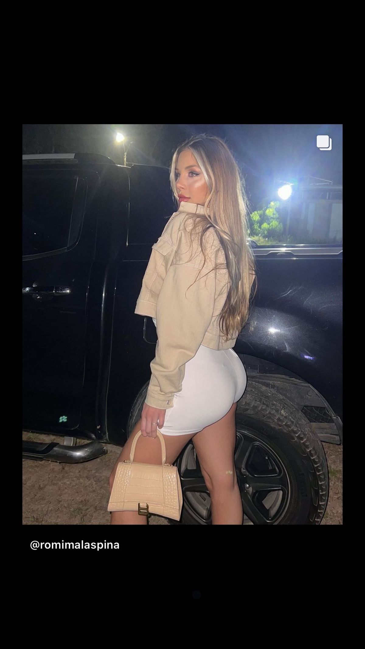 Romina Malaspina en mini jumpsuit fajado, blanco y con full underboob ¡es demasiado!