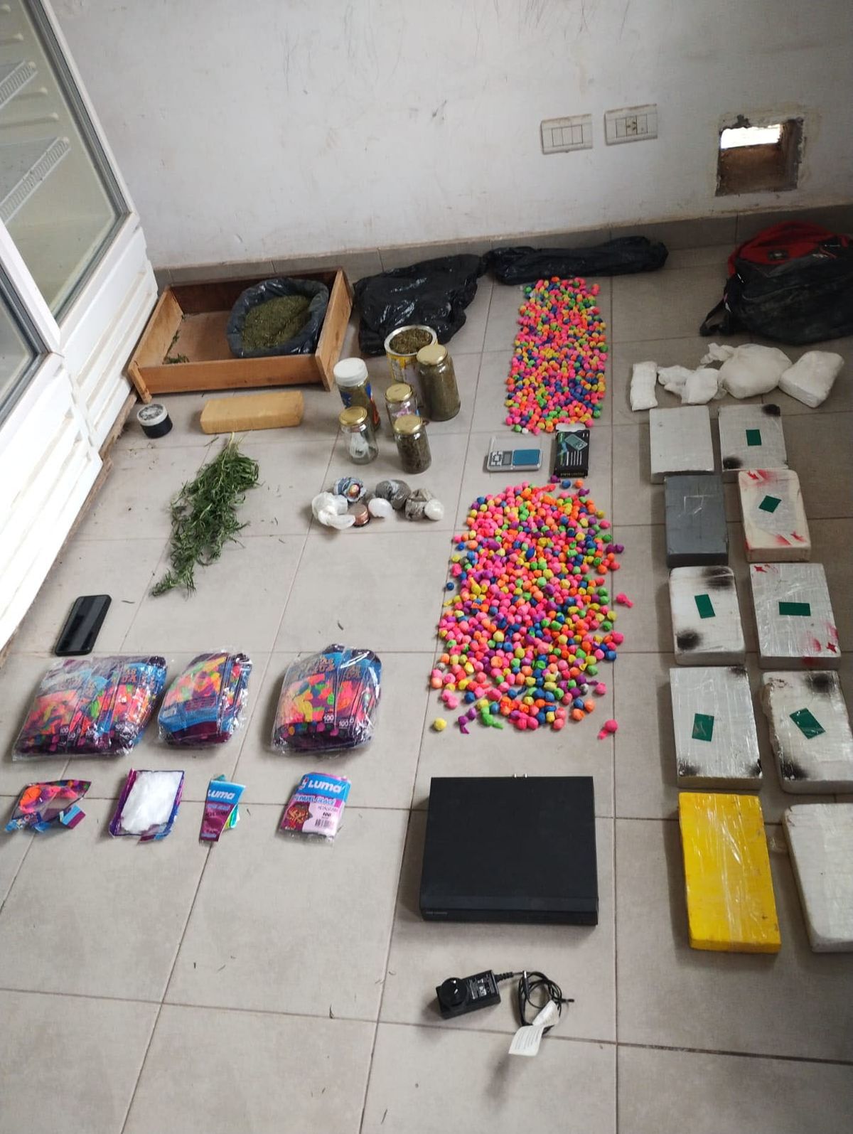 Más de 12 kilos de cocaína y marihuana fue el secuestro que hizo la policía en un allanamiento en Luján por una causa de narcotráfico. Más de 12 kilos de cocaína y marihuana fue el secuestro que hizo la policía en un allanamiento en Luján por una causa de narcotráfico.